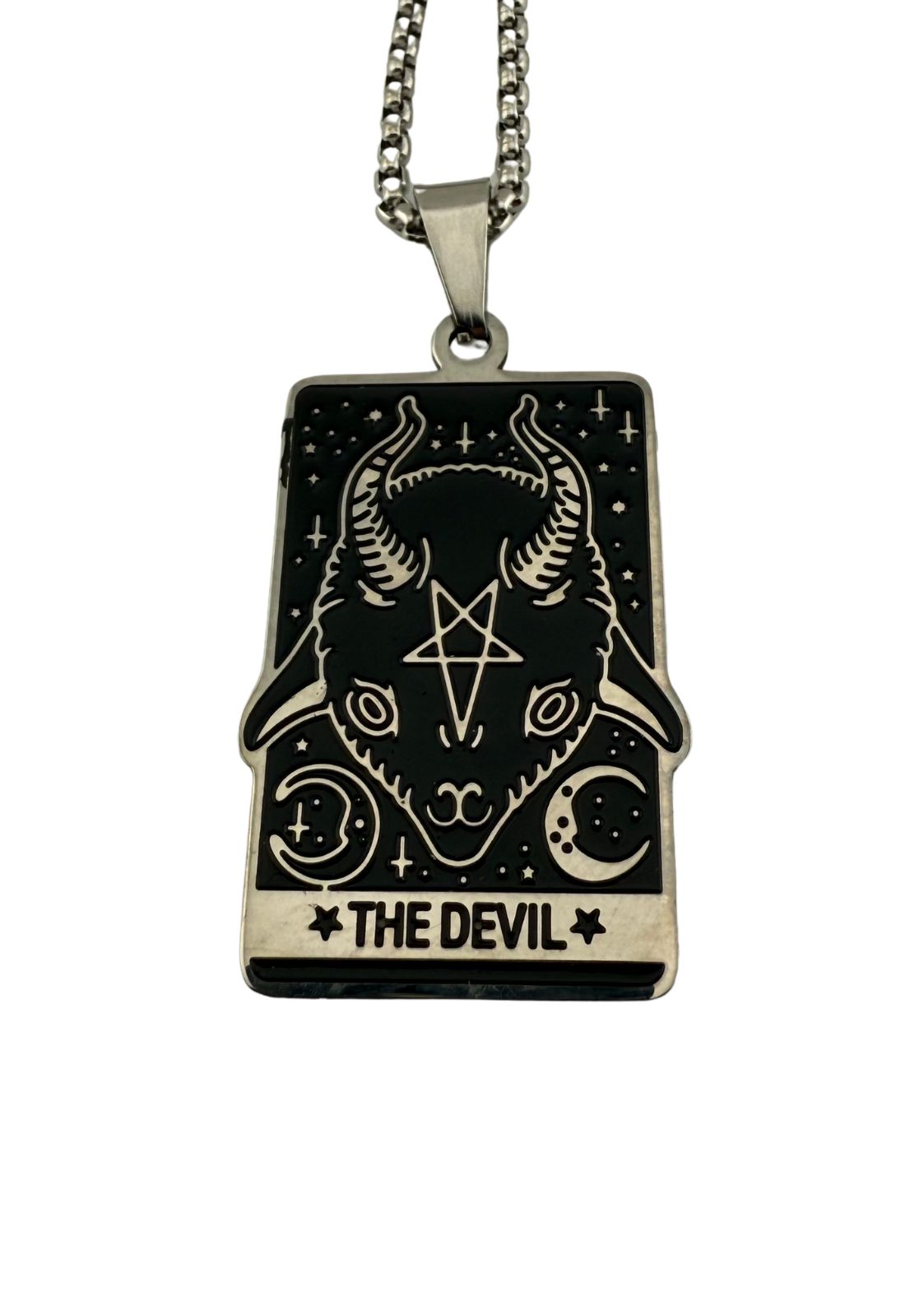 Ein schwarz-weißer Tarotkarten-Anhänger ’Der Teufel’ an einer Silberkette.