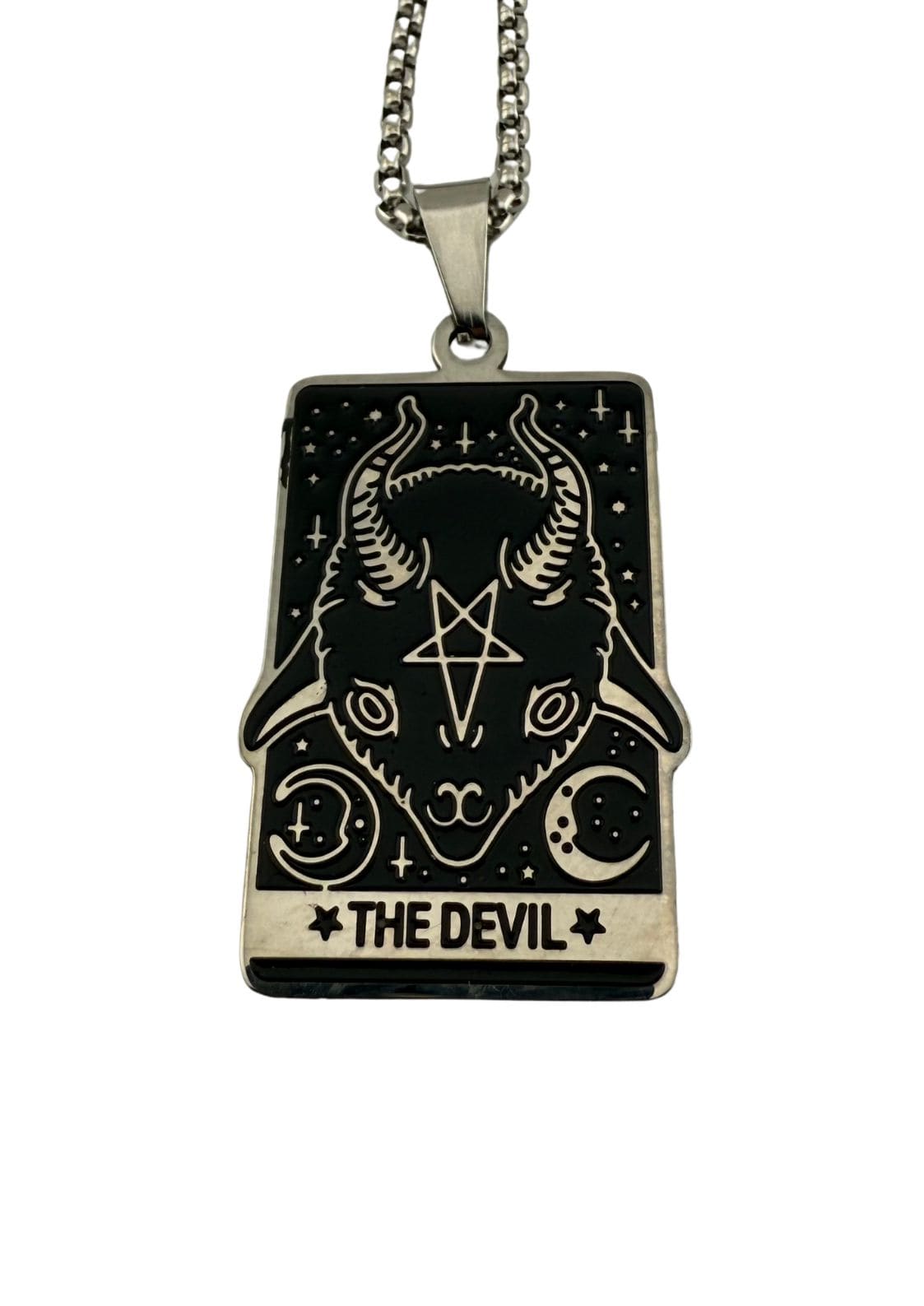 Ein schwarz-weißer Tarotkarten-Anhänger ’Der Teufel’ an einer Silberkette.