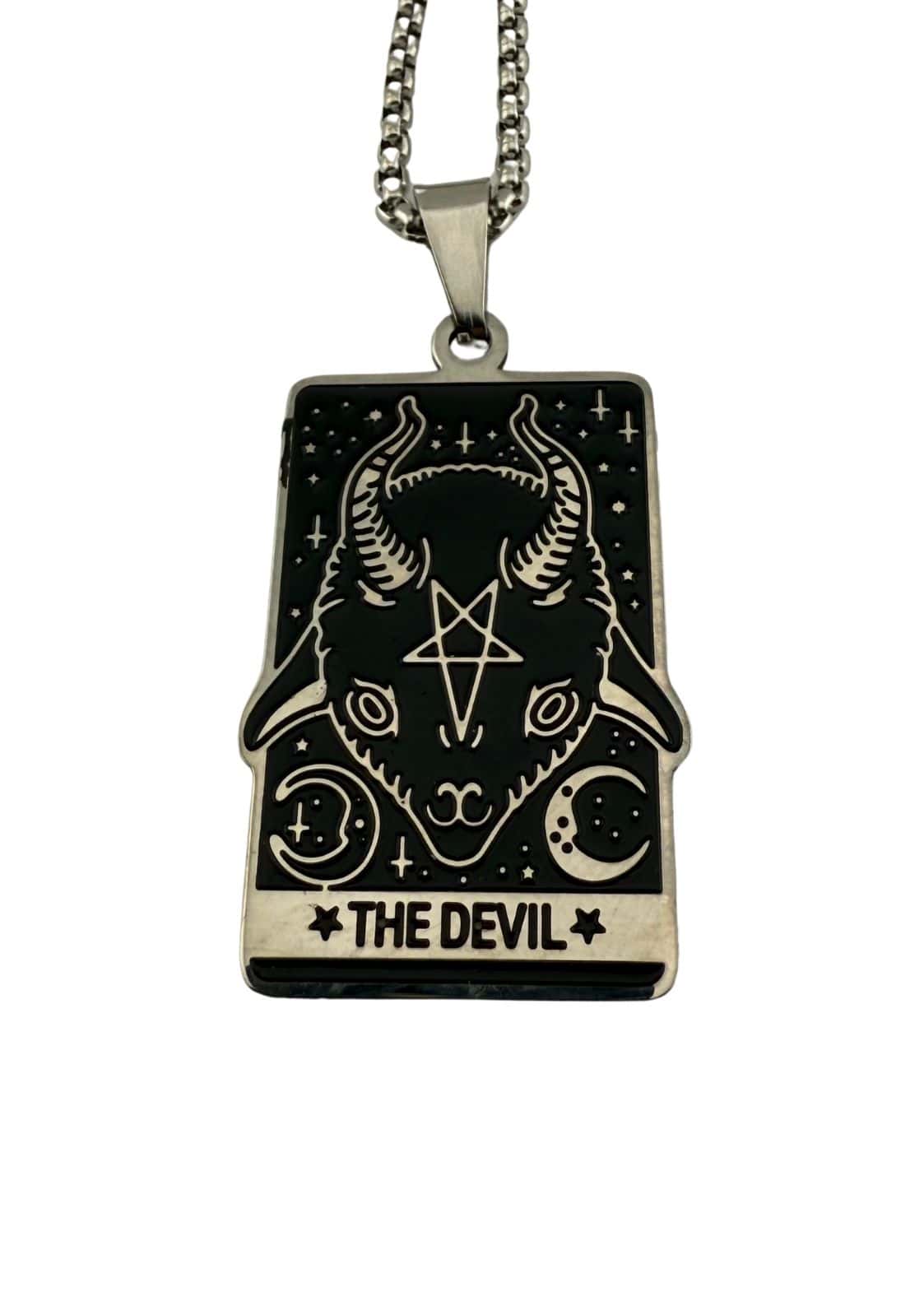 Ein schwarz-weißer Tarotkarten-Anhänger ’Der Teufel’ an einer Silberkette.
