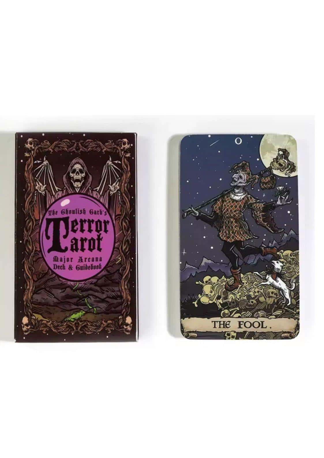 The fool tarotkarte aus dem ghoulish garb terror tarot zeigt eine skelettfigur in gothic kleidung vor mond und bergen
