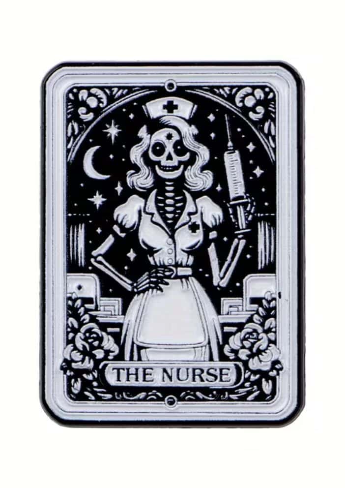 The nurse pin schwarz-weiße emaille gothic design mit feiner gravur zeigt eine skelettschwester vor sternenhimmel