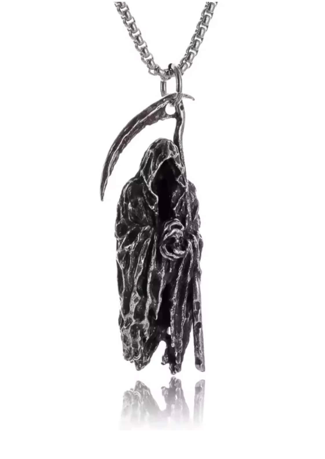 Silberfarbene gothic halskette the reaper mit grimmigem totenkopf und strukturiert verwitterter oberfläche