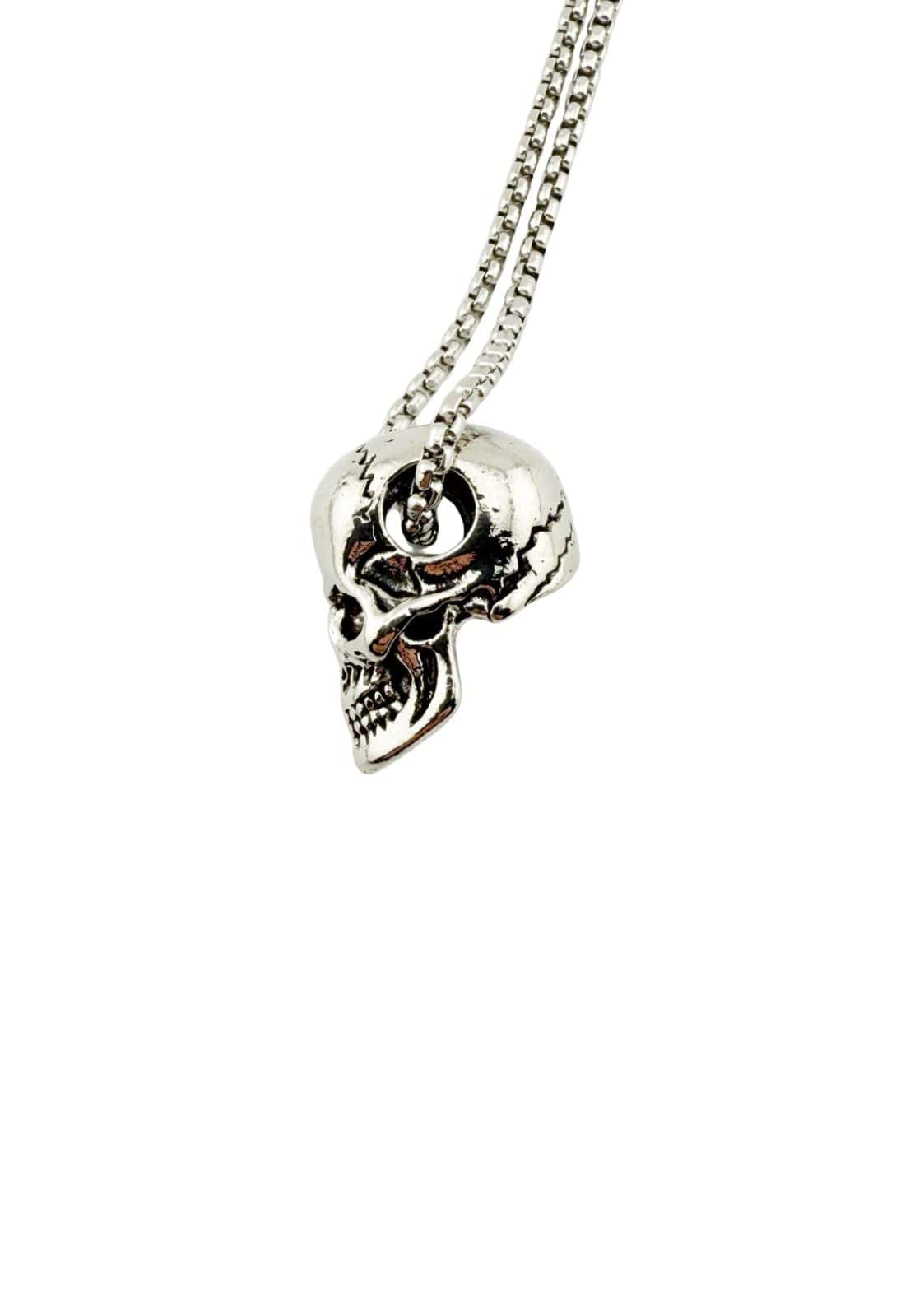 Silberne halskette the skull mit dreidimensionalen totenkopf-anhänger und kreuzdesign elegant hindurchgezogen