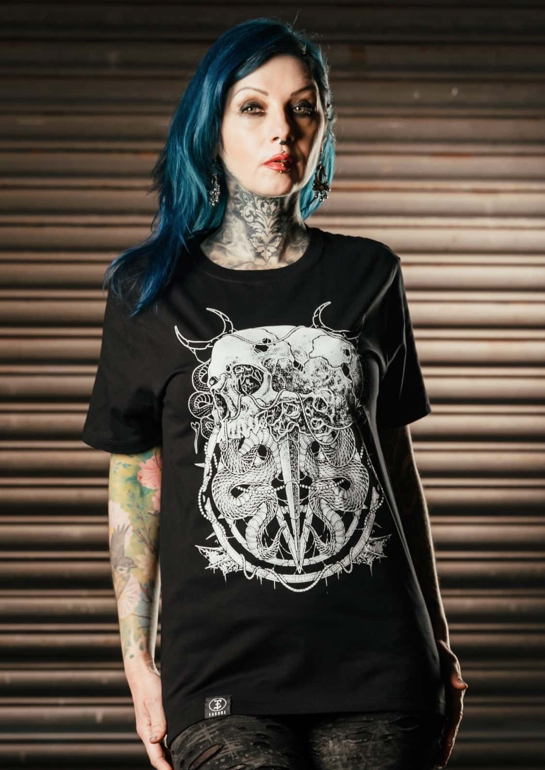 Schwarzes t-shirt das skull zeigt mit detailliertem weißen gothic horror grafikdesign aus schädeln und hörnern