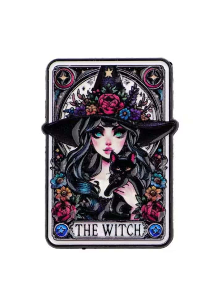 Detaillierter enamel pin hexe mit katze mit schwarzem haar grün Augen Blumenhut und katze anstecker auf dekorativem hintergrund