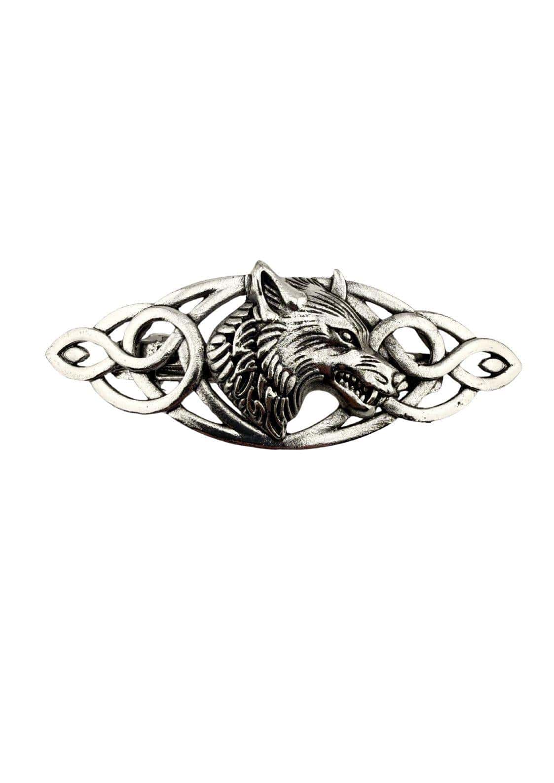 Silberfarbene Metallbrosche mit einem aufwendig detaillierten Wolfs Kopf, umgeben von keltischem Knotenmuster.