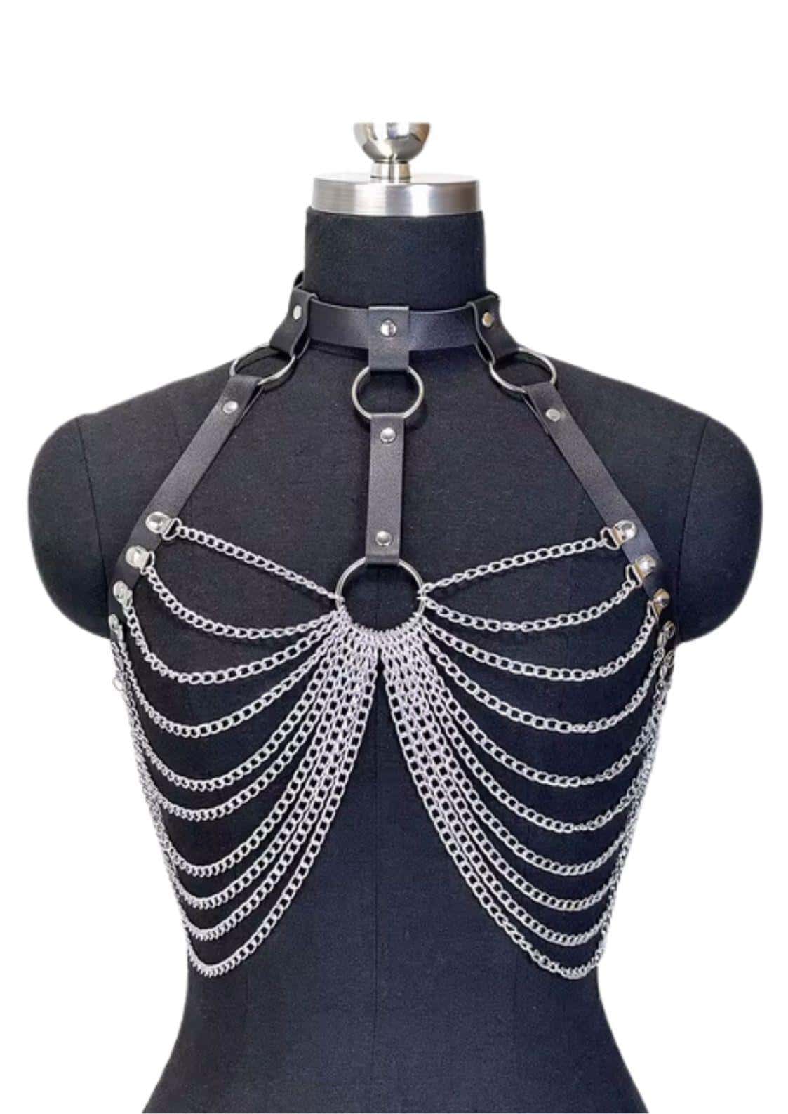 Schwarzer ledergurt mit dreifacher kettenschmuckschicht aus silber für gothic kleidung und horror stil