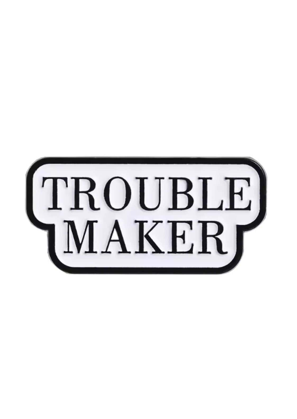 Schwarzer und weißer trouble maker enamel pin im gothic horror design für modeaccessoires