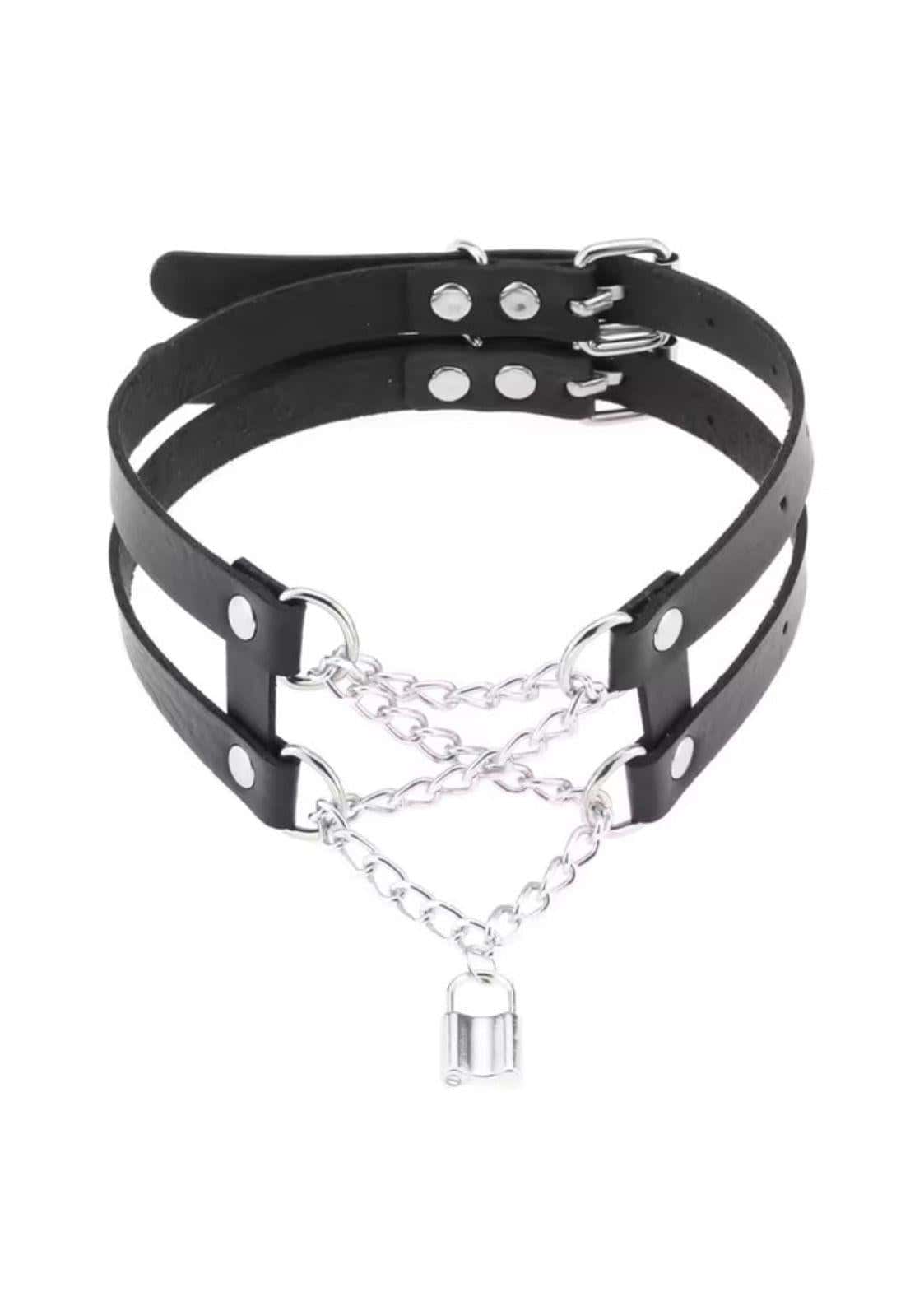 Schwarzes leder-choker mit silberner kette und vorhängeschloss anhänger für gothic und dark fashion looks