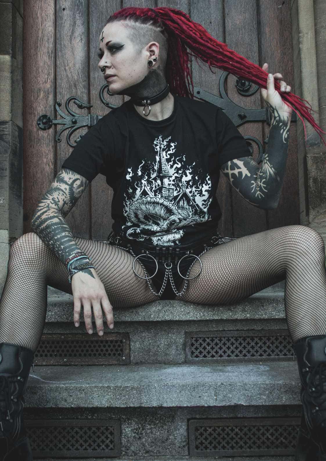 Gothic frau mit roten dreadlocks trägt unleashed goat shirt im horror stil bitte look