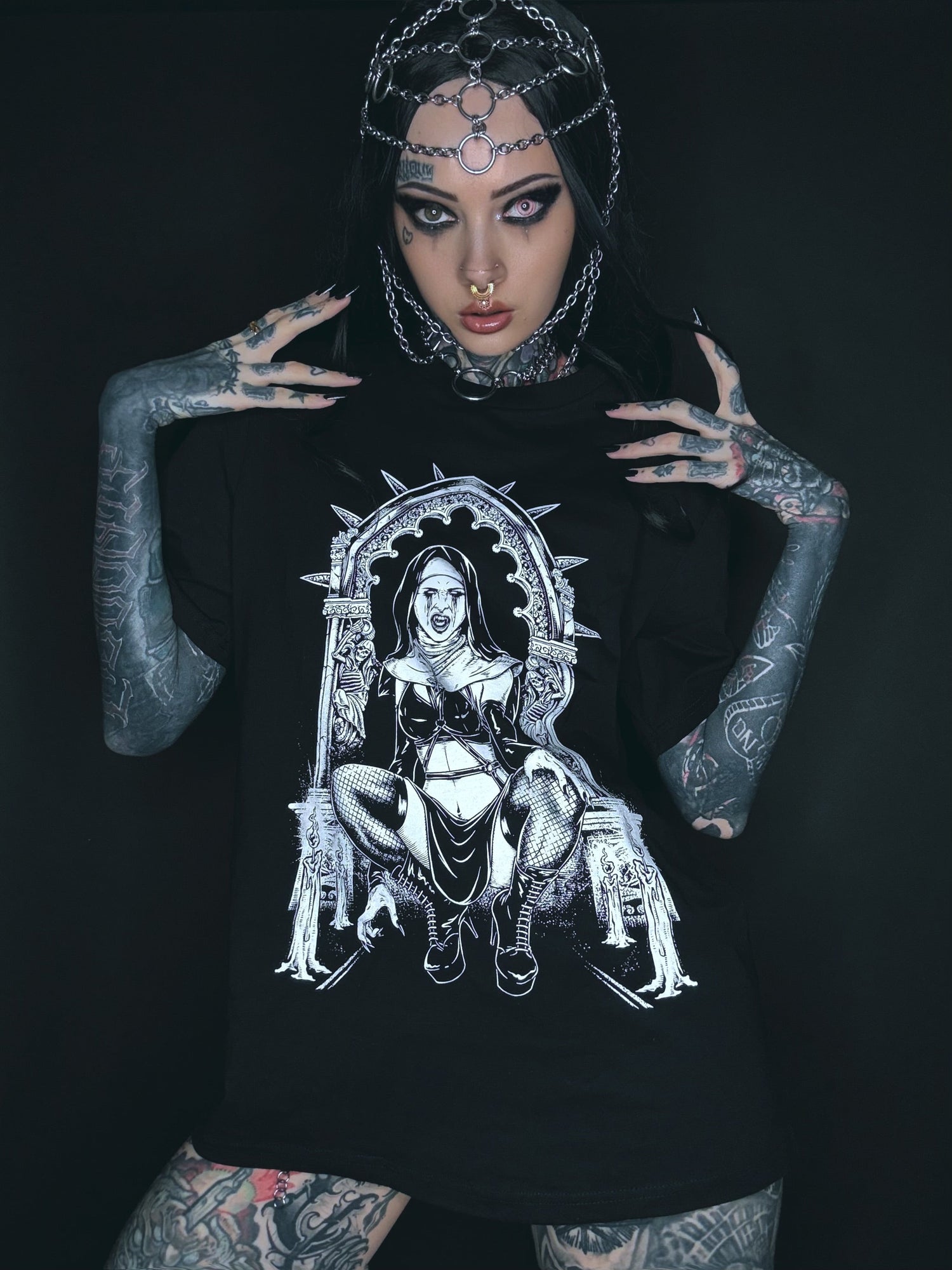 Schwarzes T-Shirt mit einer Nonnengrafik.