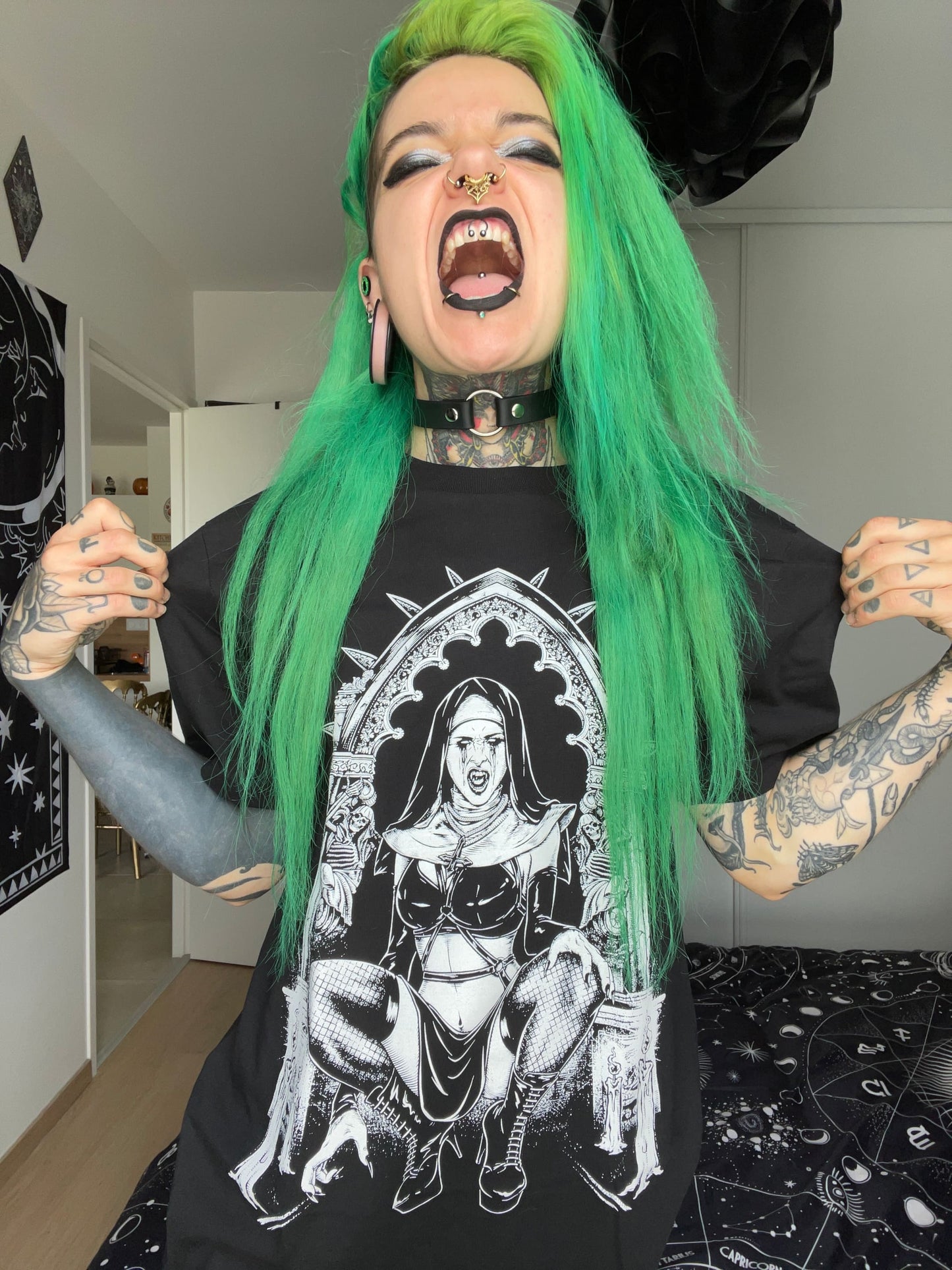 Frau in einem grafischen T-Shirt mit Nonnenmotiv.