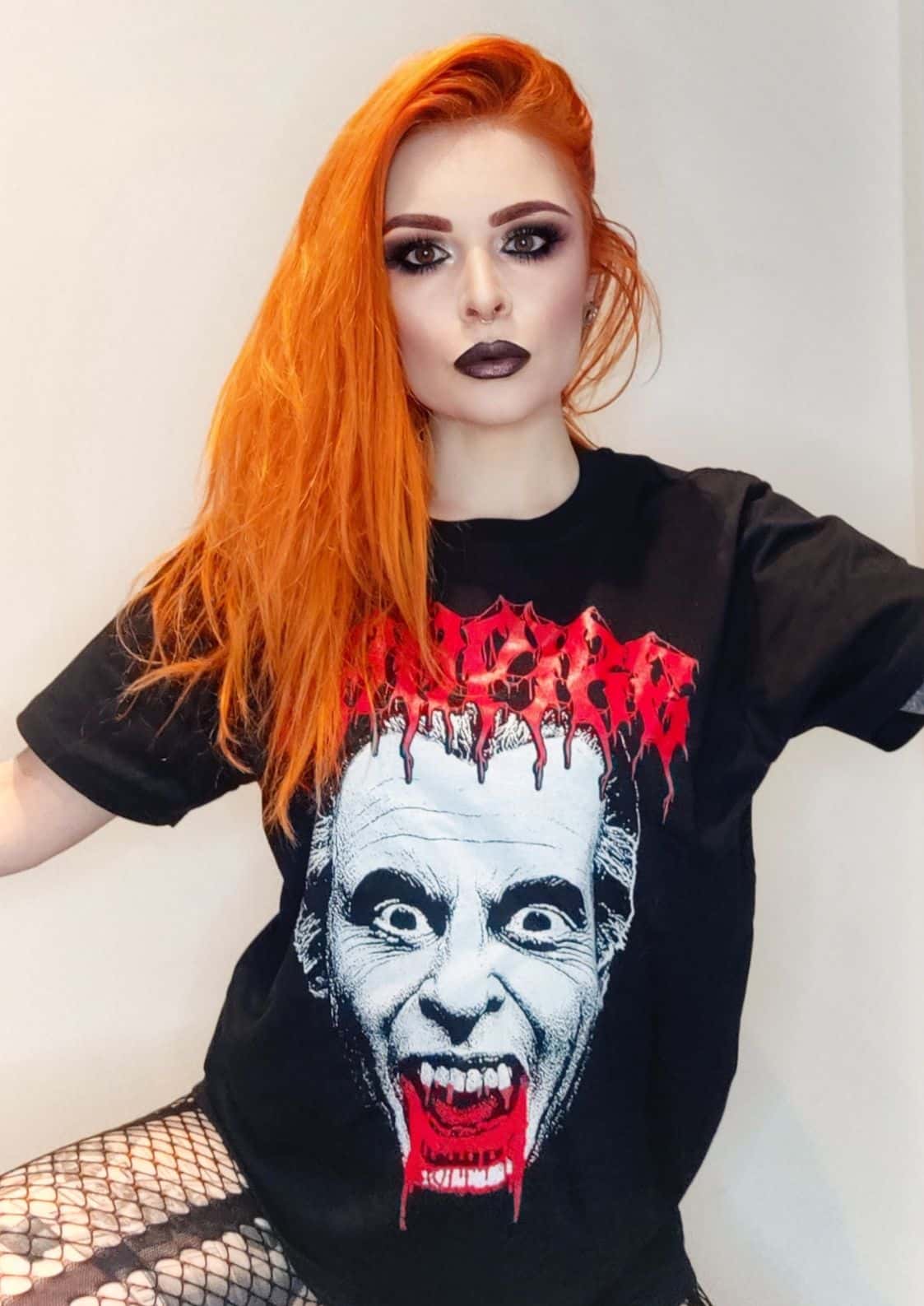 Schwarzes gothic t-shirt vampire white mit vampir grafik und roten tropfen für horror fans