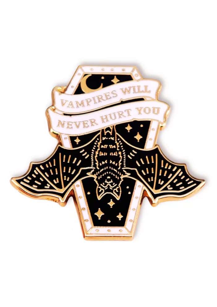 Schwarzer und goldener edle emaille-pin mit einem fledermausmotiv, funkelnden sternen und filigran gestalteten banner vampires will never hurt you