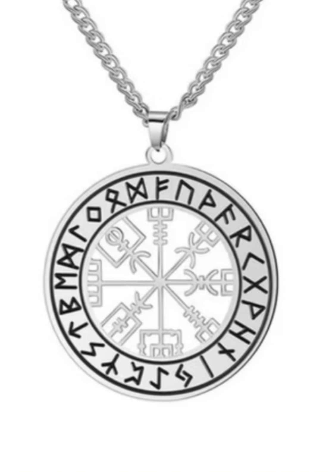 Silberne viking vegvisir halskette mit gravierten runen und zentralem kompass im gothisch horror stil