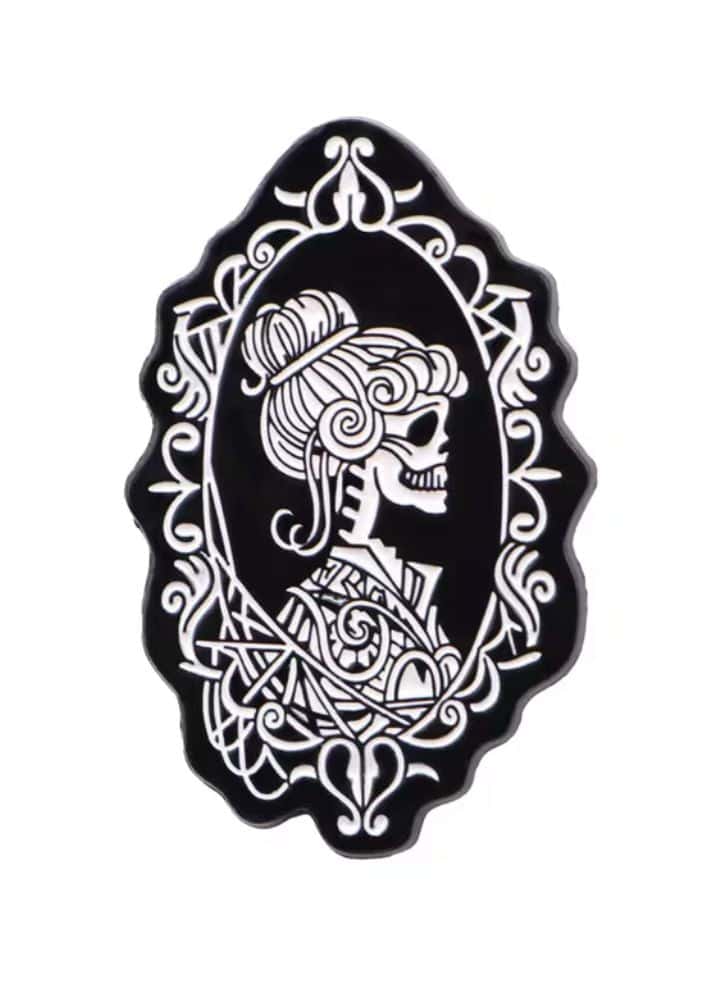 Schwarzer hochwertige pin vintage women skull mit weißer skelettfrau und ornaten im kompromisslose dark fashion stil