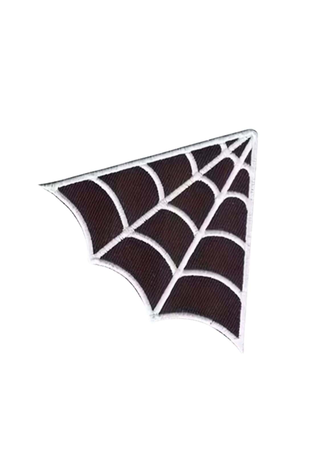 Gesticktes web triangle patch mit weißer spinnennetznaht auf dunklem stoff im gothic horror stil