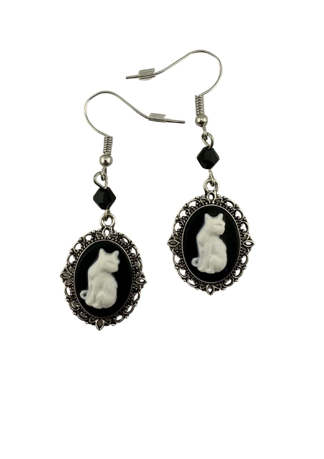 Weiß-schwarze katzen cameo ohrringe mit silbernen filigranen rahmen im gothic horror stil