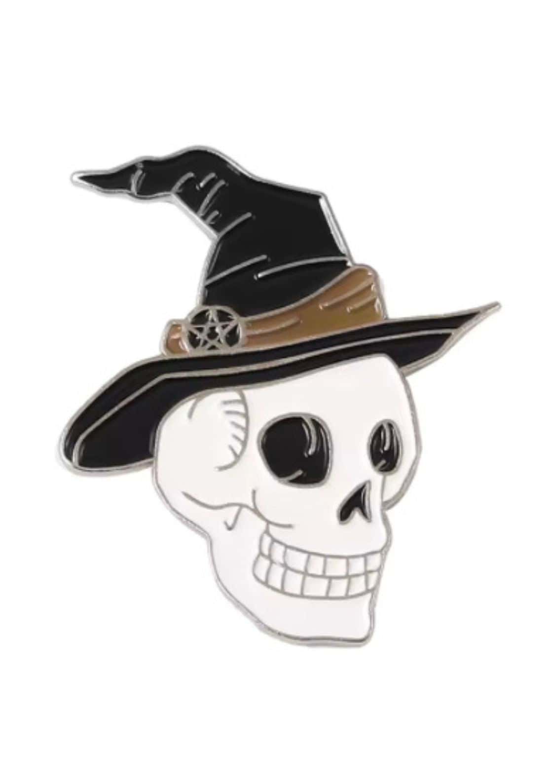 Schwarzer witch skull pin mit pentagramm detail und spitzem hut im gothic horror stil