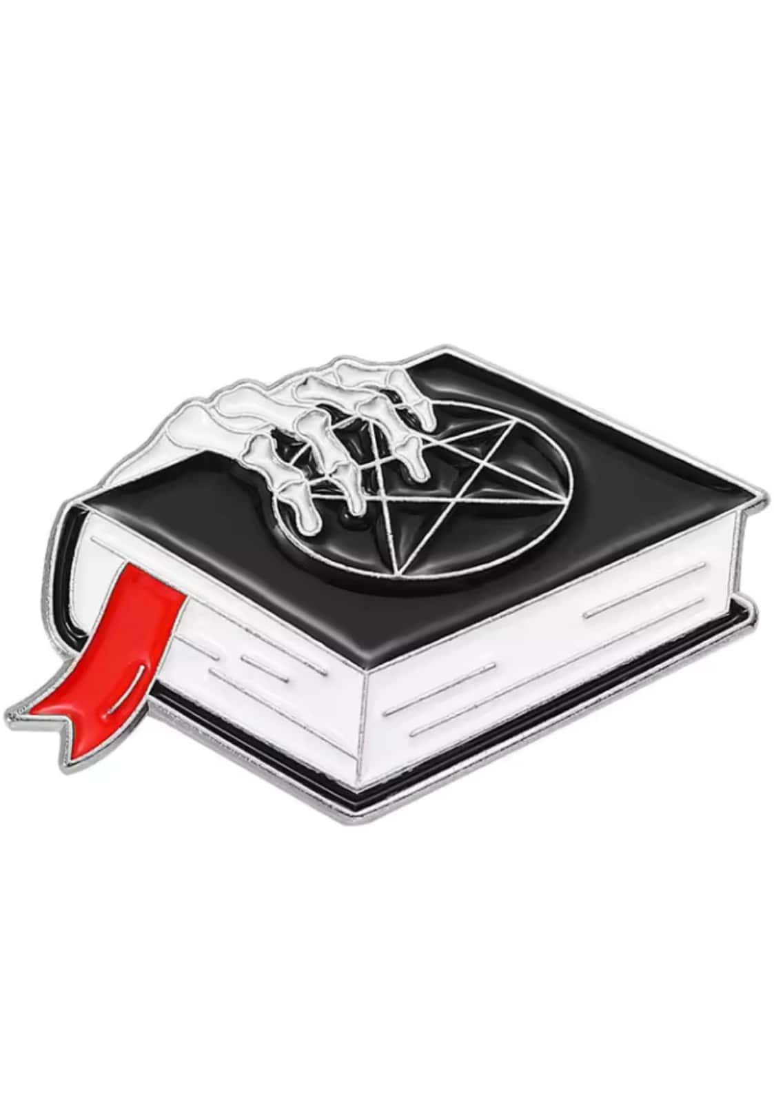 Schwarzweißes gothisches enamel pin witchcraft book mit silberner skelett hand und pentagramm prägung