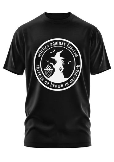 Schwarzes cotton t-shirt mit weißem witch silhouette kreisgrafik und text witches gegen faschismus gaia lizenzierte kleidung langlebiger digitaldruck