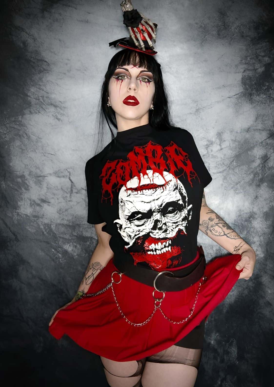 Schwarzes gothic t-shirt mit rotem und weißem zombie schädel grafikdesign für horror fans