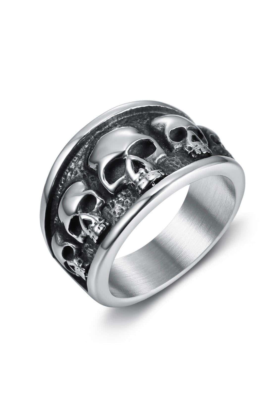 5 skulls ring aus edelstahl mit mehreren polierten schädeln und texturiertem dunklem band als gothic schmuck