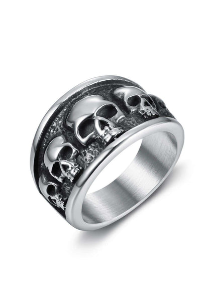 5 skulls ring aus edelstahl mit mehreren polierten schädeln und texturiertem dunklem band als gothic schmuck