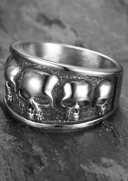 Ein breiter silberner ring mit einem auffälligen, erhöhten schädel sarg design als gothic schmuck