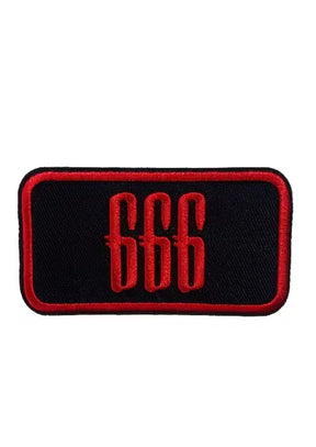 Schwarzer rechteckiger gestickter Aufnäher mit ’666’’ in roter Schrift.