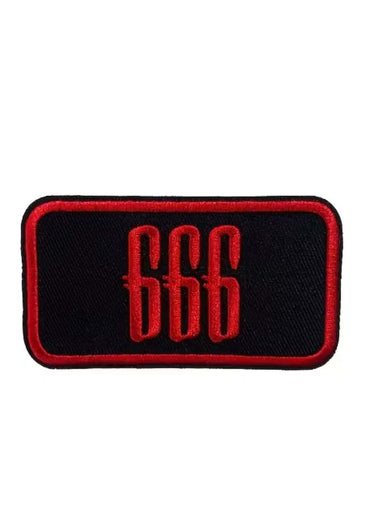 Schwarzer rechteckiger patch mit roter 666 stickerei im gothic horror stil für rote schwarze patch sammlung