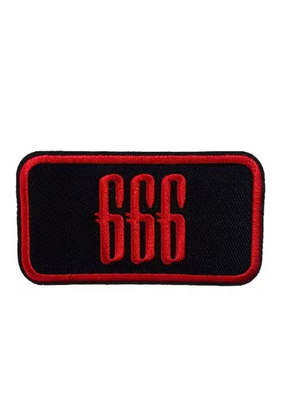 Schwarzer rechteckiger gestickter Aufnäher mit ’666’’ in roter Schrift.