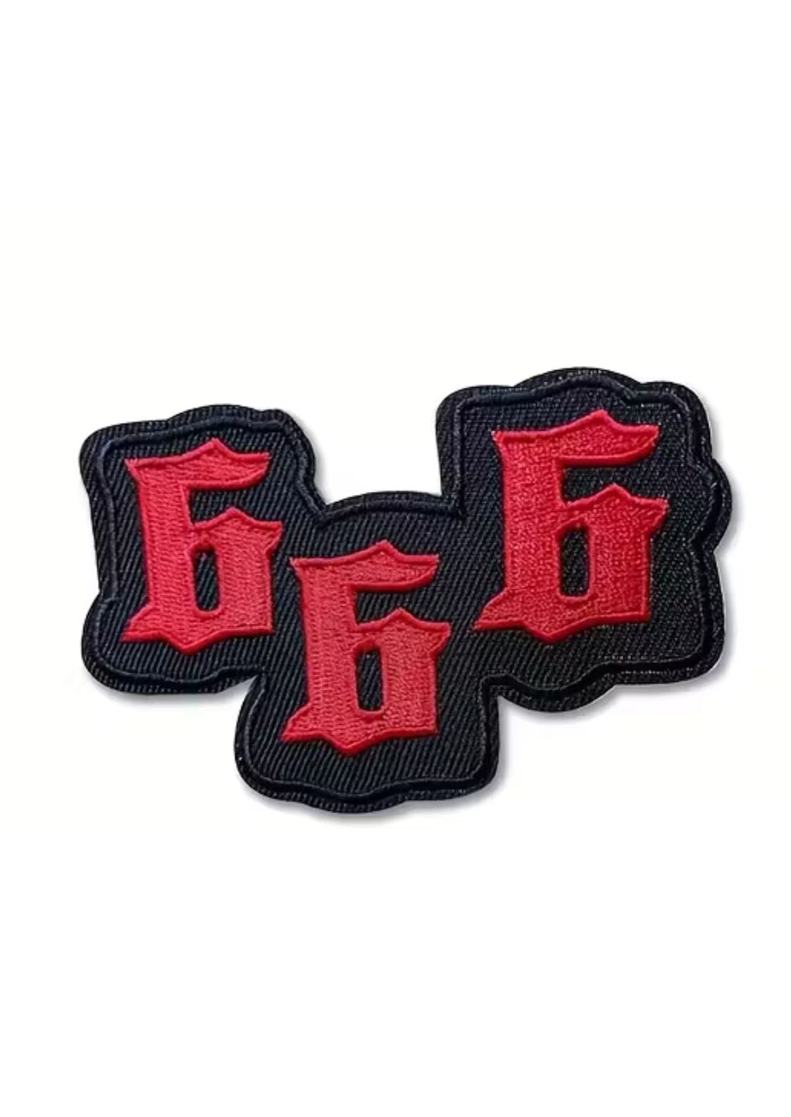 Rotes gesticktes ’666’’-Abzeichen auf schwarzem Hintergrund.