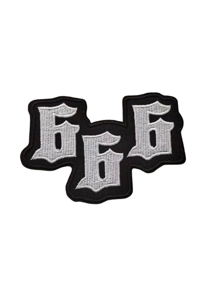 666-Patch mit gotischer Schrift und schwarzem Rand.