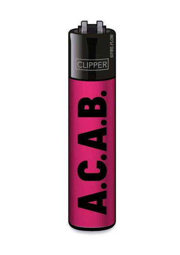 Ein nachfüllbares pinkes clipper feuerzeug mit schwarzer a.c.a.b. schrift und glänzendem finish im gothic horror style