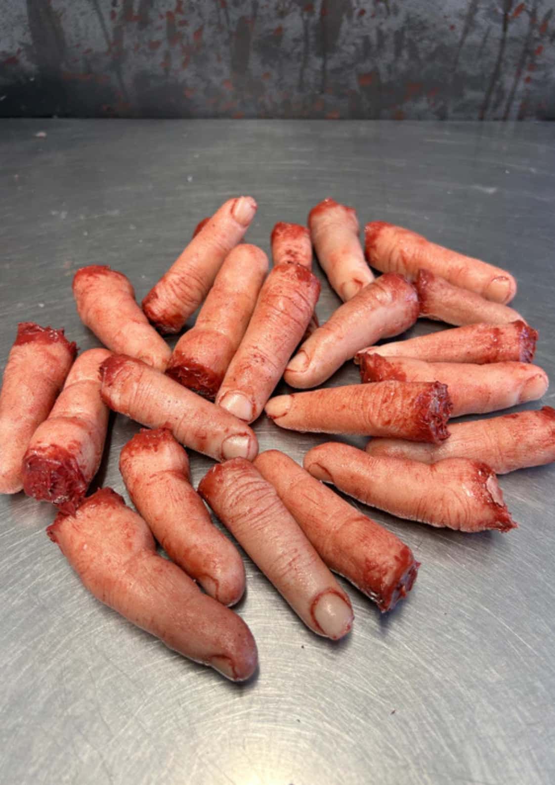 Realistische blasse Finger-Props mit Hauttextur, blutigen Schnitten, gothic FX-Design