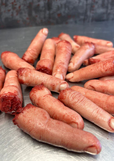 Realistische Finger-Prothese mit Gothic-Metal-Design, Hauttextur und Blut