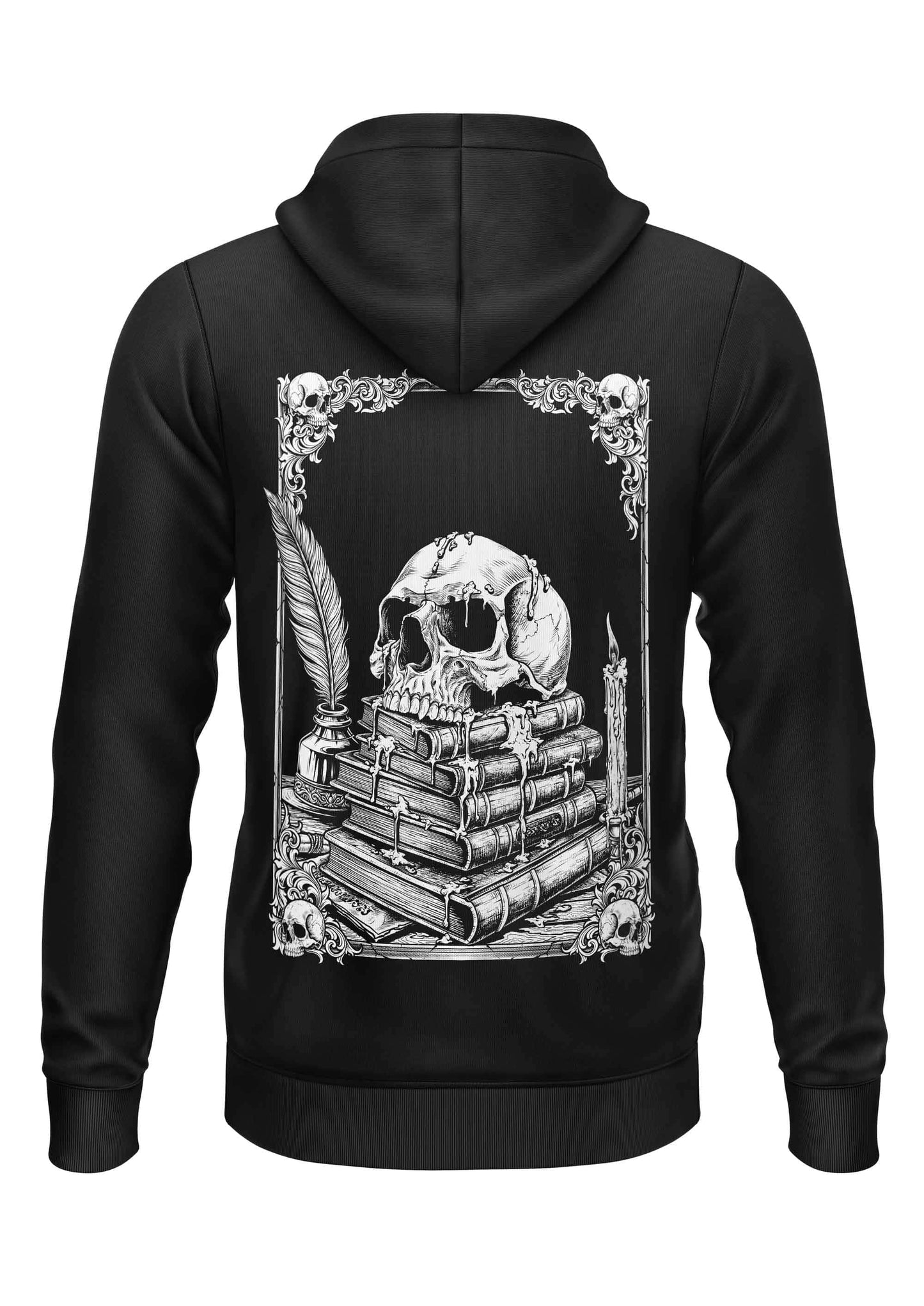 Schwarzer hoodie-modell vereint robuste optik mit schädel schlange rückenprint detail über büchern und kerzen