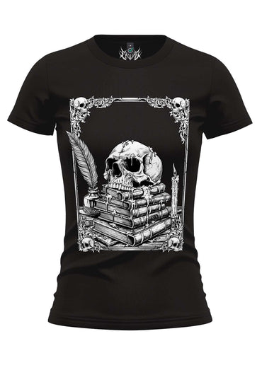 Schwarzes mädchen hemd mit gothic design schädel schlange auf büchern umgeben von kerze und feder im alchemy stil