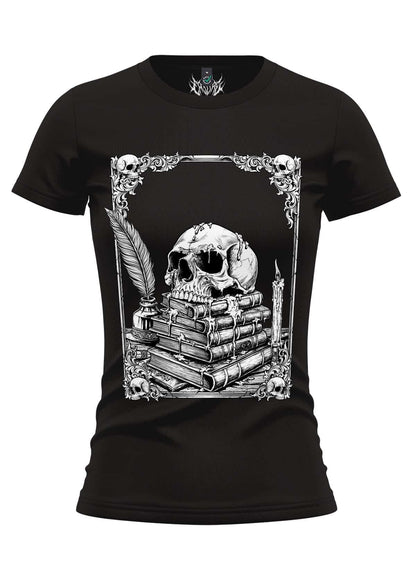 Schwarzes mädchen hemd mit gothic design schädel schlange auf büchern umgeben von kerze und feder im alchemy stil