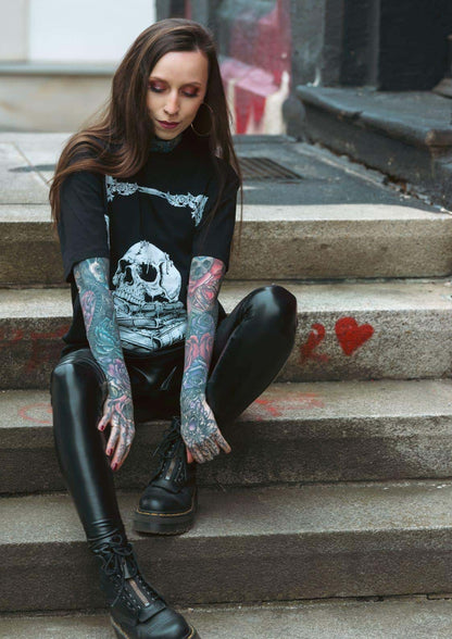 Schwarzes alchemy shirt mit weißem totenkopf print vanguard des todes symbolik trifft komfort dunkle mode