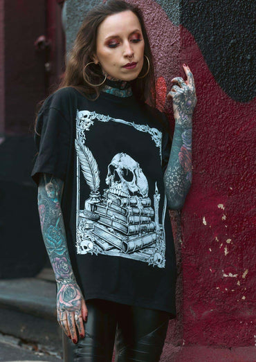 Schwarzes alchemy shirt mit weißem schädel, büchern und verzierter rahmen vanguard des todes symbolik trifft komfort dunkle mode