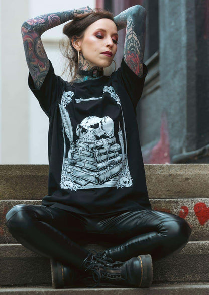 Schwarzes alchemy t-shirt mit weißem vanguard des todes skull und gestapelten büchern für dunkle mode