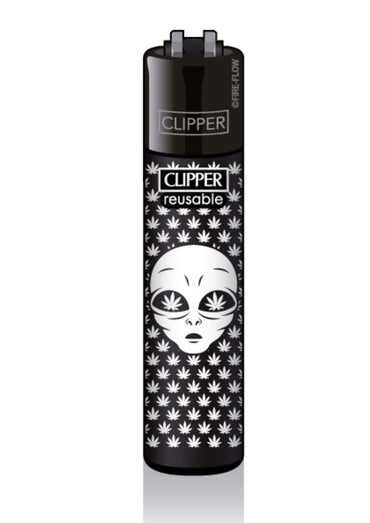 Schwarzer Clipper-Wiederverwendungsfeuerzeug mit einem weißen Alien-Gesicht mit Cannabisblatt-Augen und umgeben von einem Muster weißer Marihuana-Blätter.