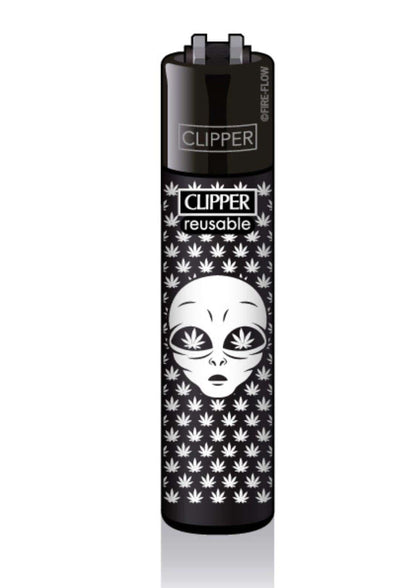 Schwarzer Clipper-Wiederverwendungsfeuerzeug mit einem weißen Alien-Gesicht mit Cannabisblatt-Augen und umgeben von einem Muster weißer Marihuana-Blätter.