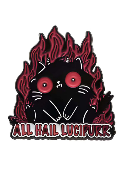 Schwarzes Katzen-Enamelpin mit roten Flammen und Augen, »Huldigt Lucifurk«-Text.