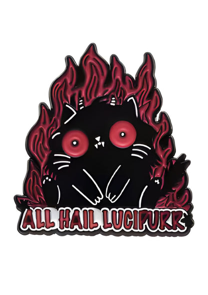 Schwarzes Katzen-Enamelpin mit roten Flammen und Augen, »Huldigt Lucifurk«-Text.