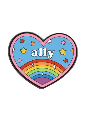 Herzförmige Regenbogen-Anstecknadel mit Sternen und ’Ally’-Text, rosa Umrandung.