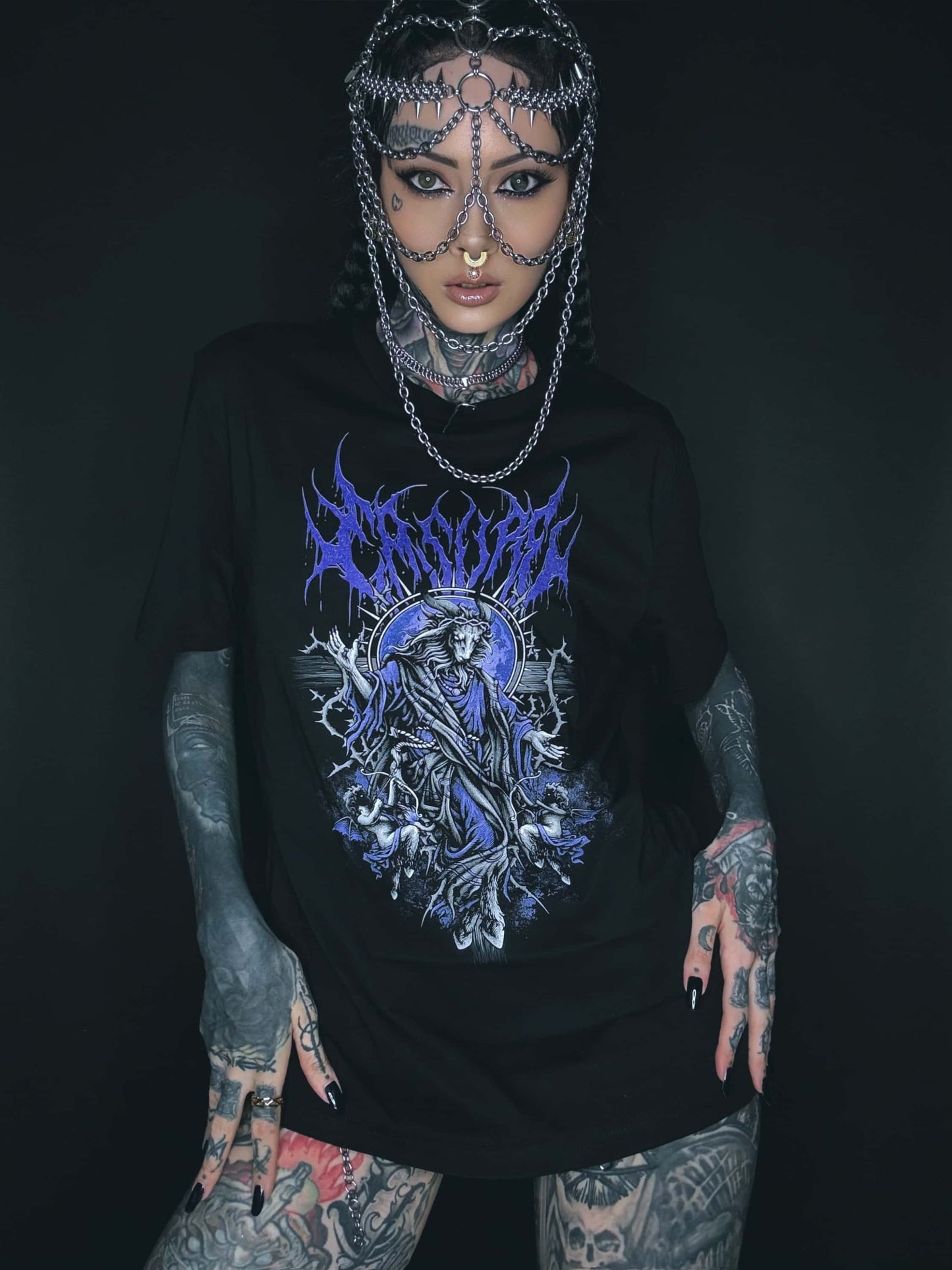 Black t-shirt almighty colored mit gothic horror design eines detaillierten dämonischen motivs in lila und silber