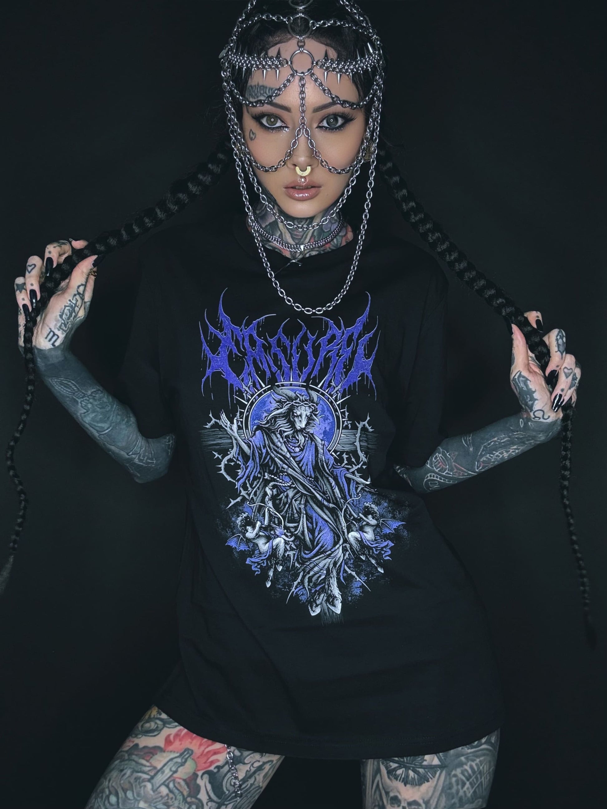 Schwarzes T-Shirt mit Gothic-Grafik.